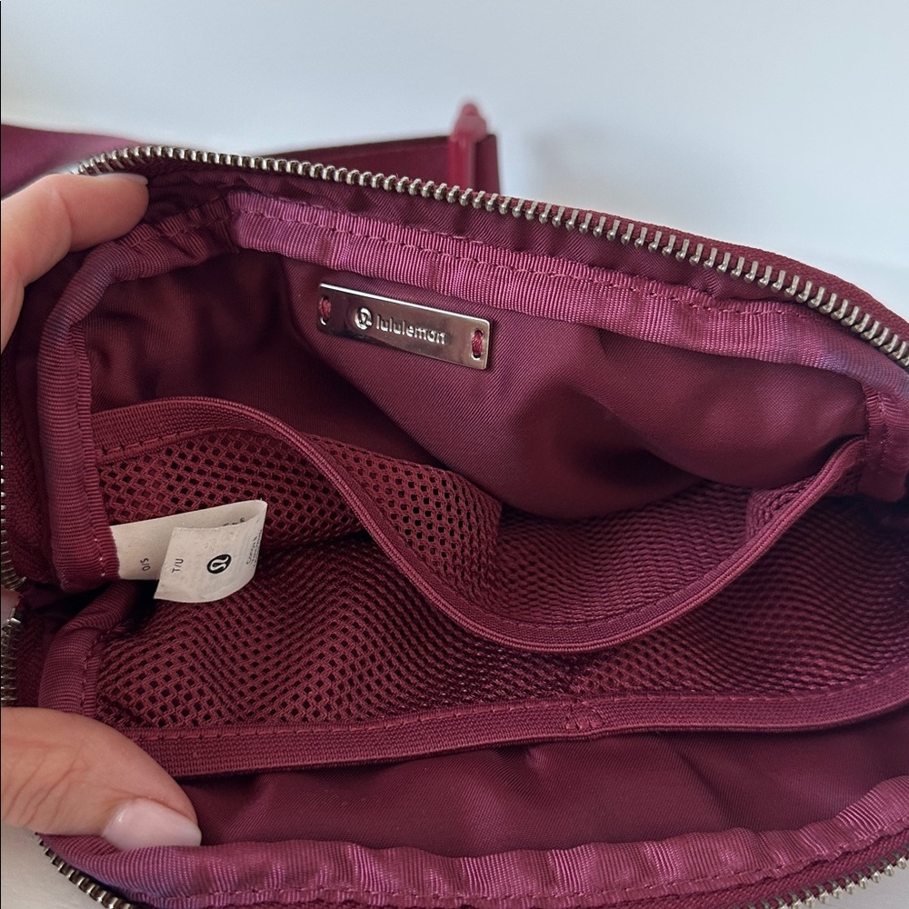 Lululemon Everywhere Adjustable Strap Belt Bag Burgundy Travel Vacation - Picture 7 of 12